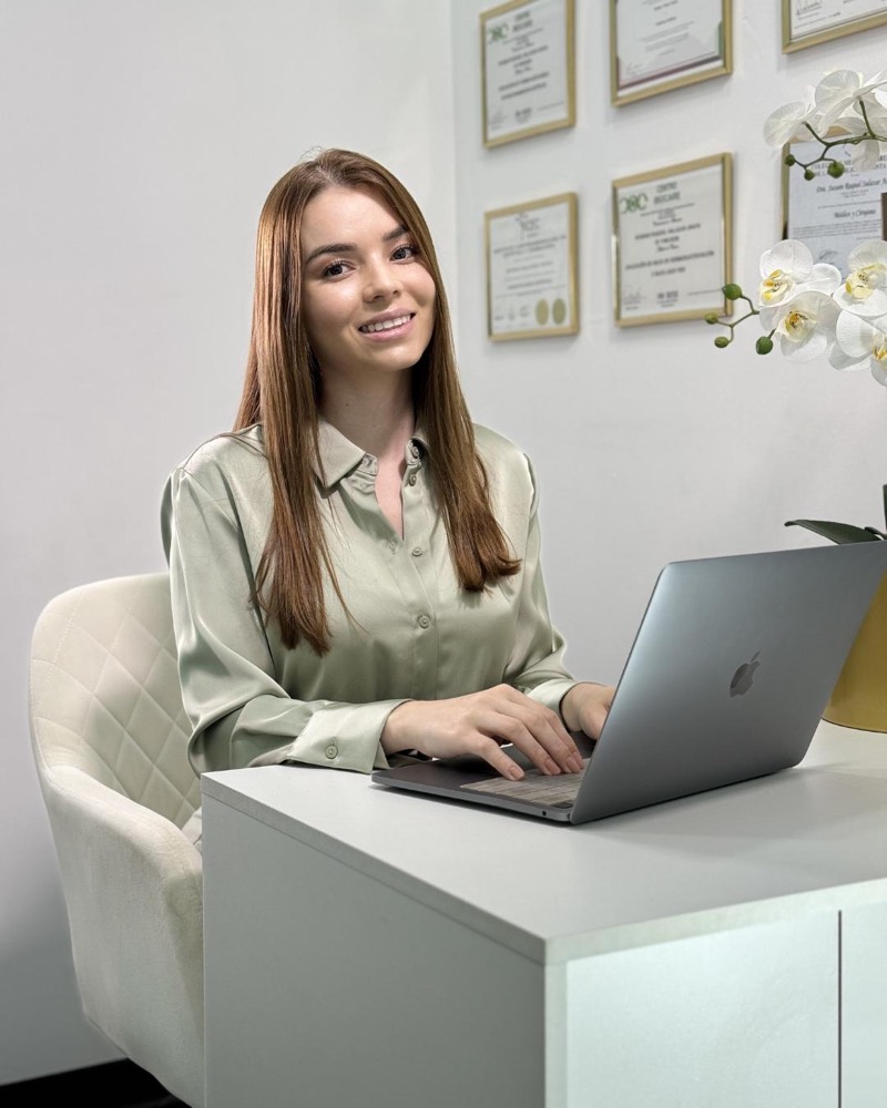Dra. Sussan Salazar en su consultorio de medicina estética